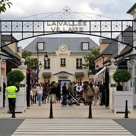 Le Bonheur Charmant *Disney*Paris*Rer A* Bussy-Saint-Georges Exterior foto